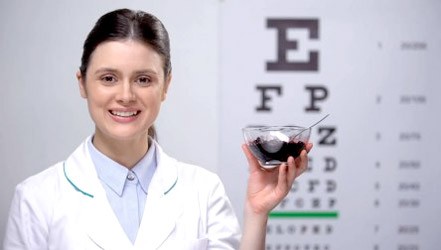 Лікар офтальмолог рекомендує лохину для здоров'я очей