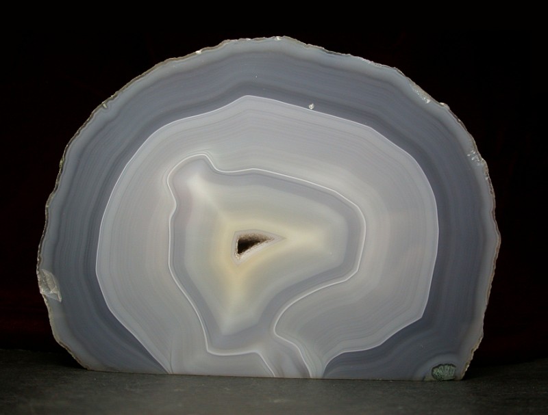 Шари утворюють контрастні концентричні візерунки.  Фото: minerals.caltech.edu
