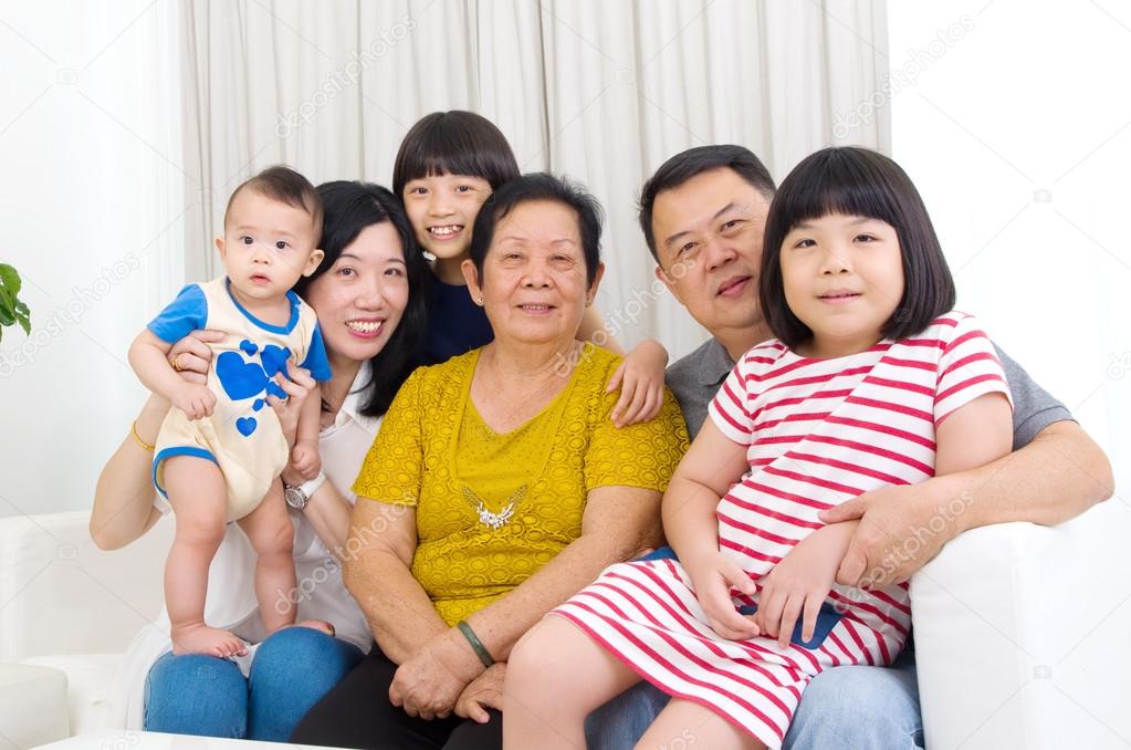 Великий азіатський сім'ї: картинки, стокові Великий азіатський сім'ї  фотографії, зображення | Скачати з Depositphotos®